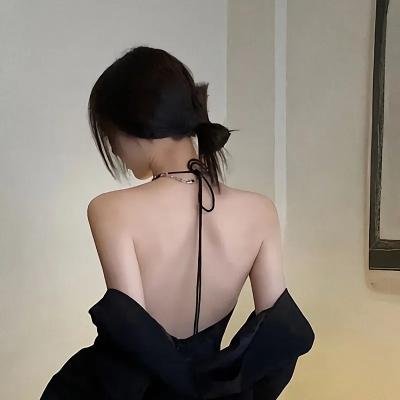 沙滩上的夏娃